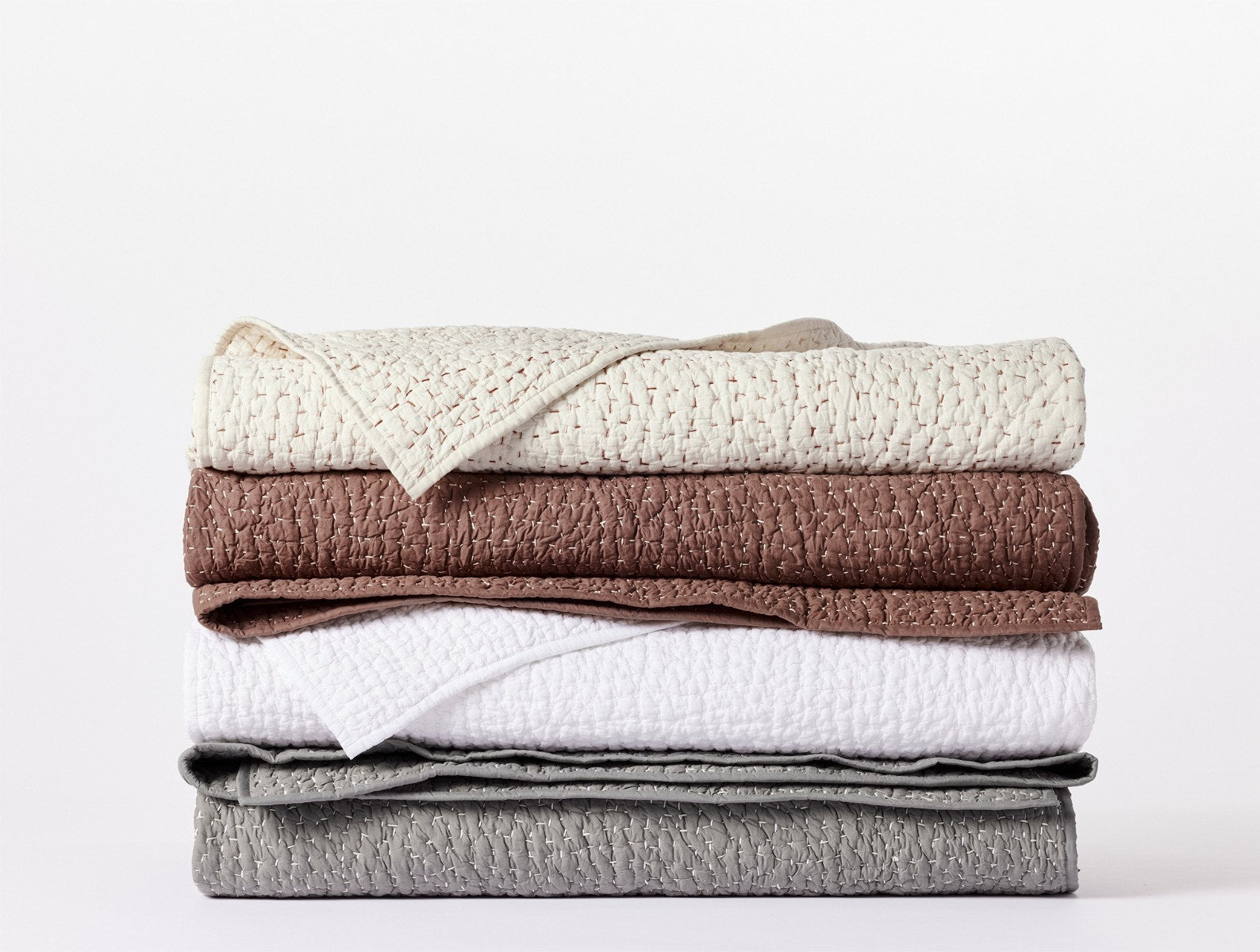 Alpine White Breathable Embroidered Handstitched Organic Percale Quilt - Image 7